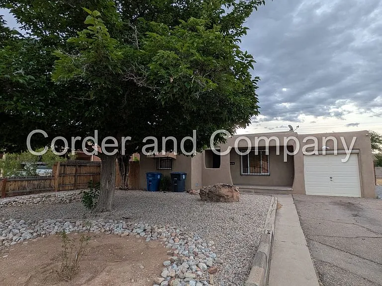 302 Valencia Dr NE — Photo 1