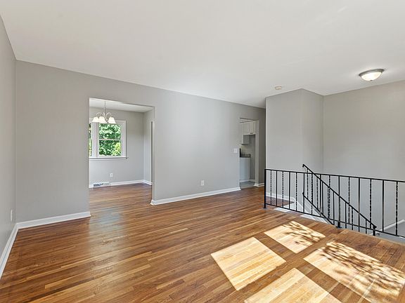 5th image of 328 Senate Dr