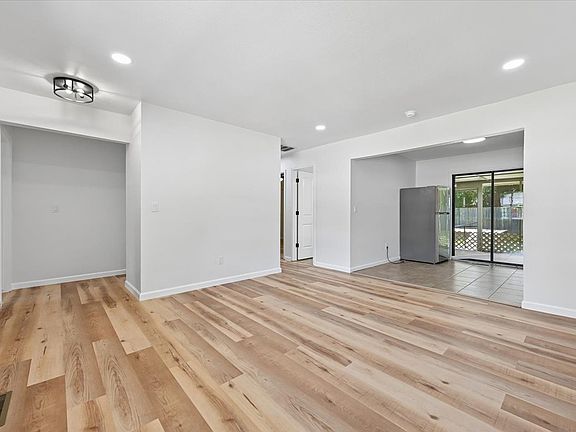 4th image of 1224 S Broadway St