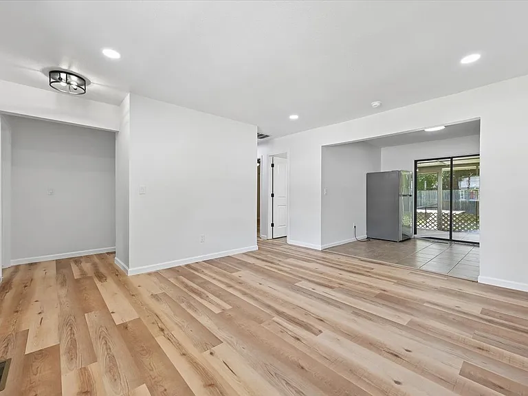 1224 S Broadway St — Photo 4