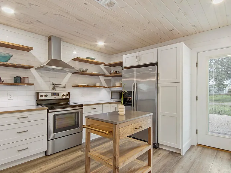 307 Dolphin Dr — Photo 9