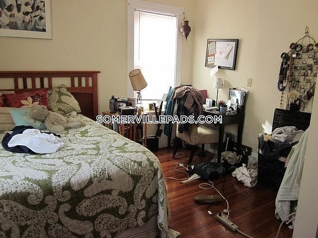 2nd image of 81 Newbury St #2A