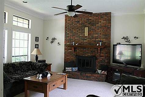 4th image of 1002 Holli Ln