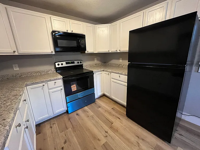 818 Charlotte St — Photo 12