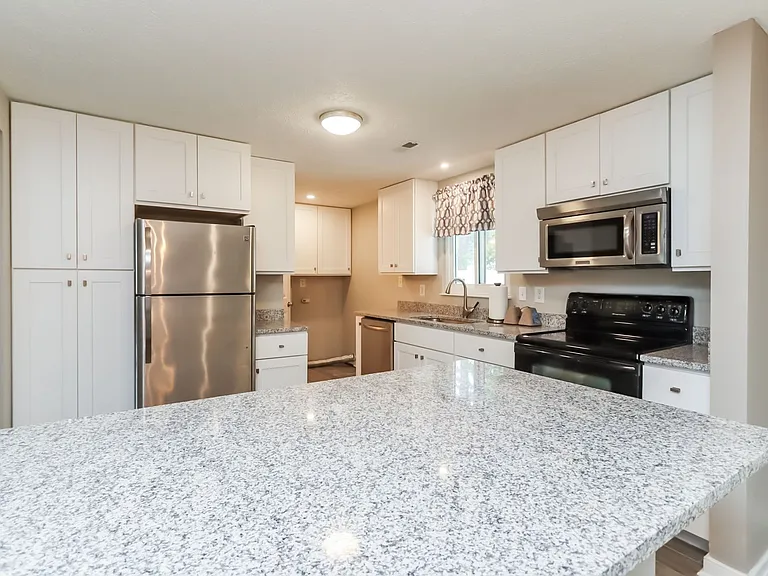 531 Ashwood Dr — Photo 8