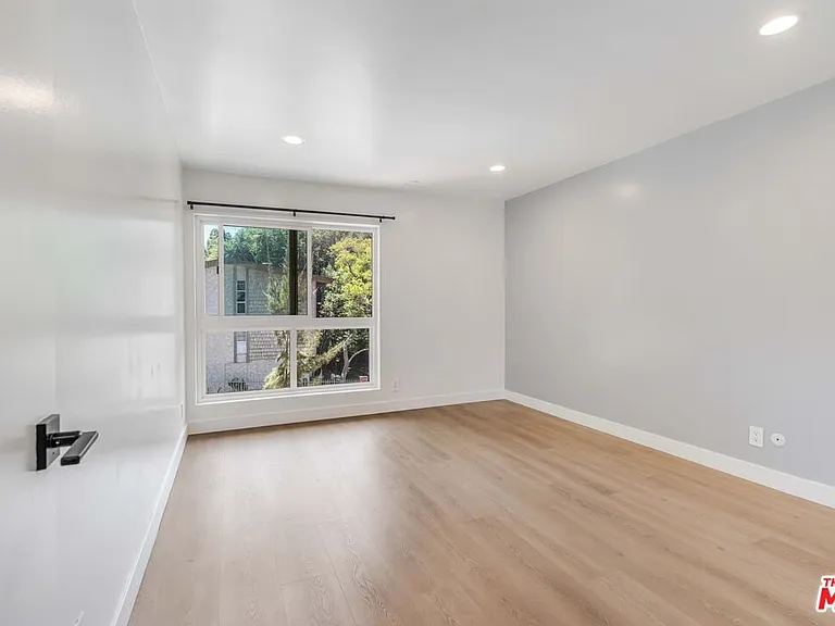 6275 Canterbury Dr #210 — Photo 17