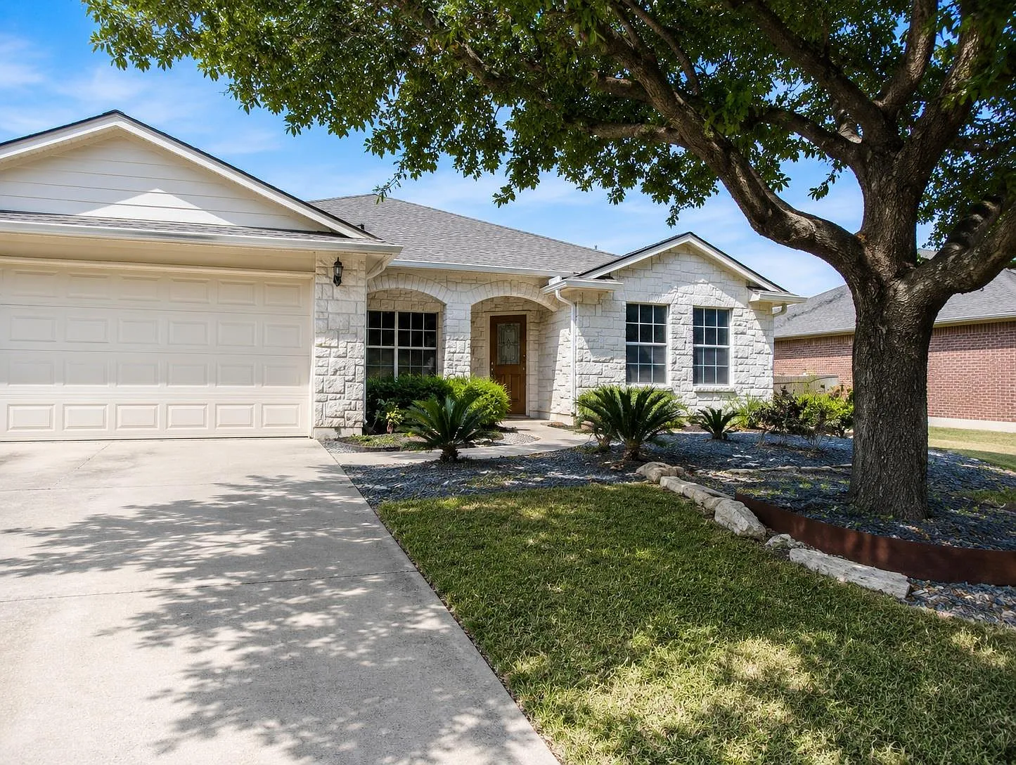 3 bed, 2.0 bath, 2199 sqft, $2,200 — Photo 1