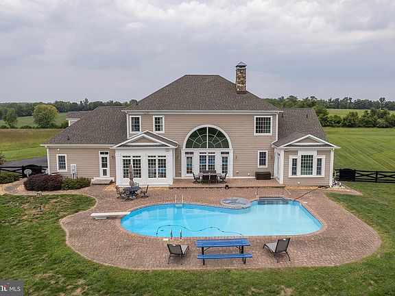 4th image of 393 Pastoral Ln