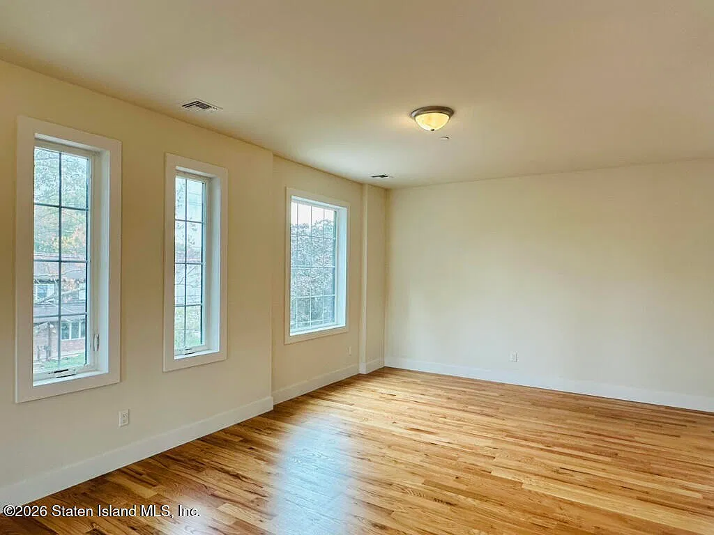 3 bed, 2.0 bath, 2400 sqft, $3,300 — Photo 2