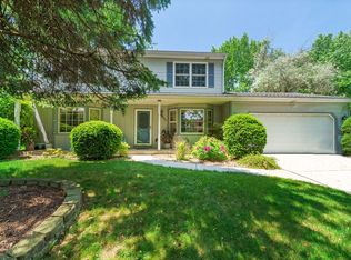 905 Queensbury Ct, Naperville, IL 60563