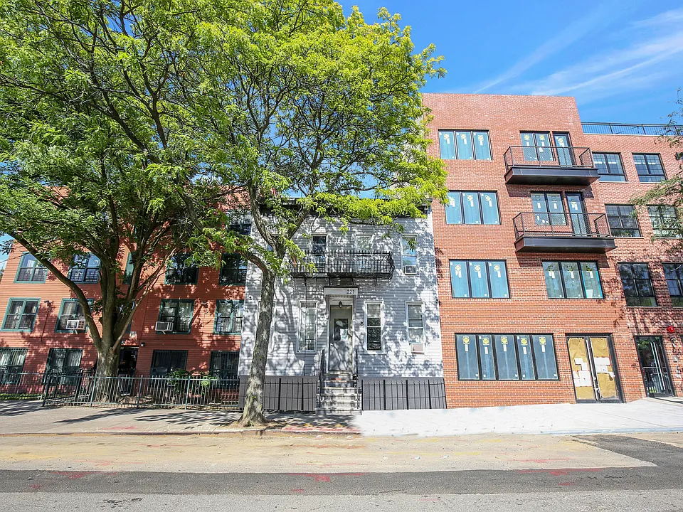 221 Howard Ave #1R