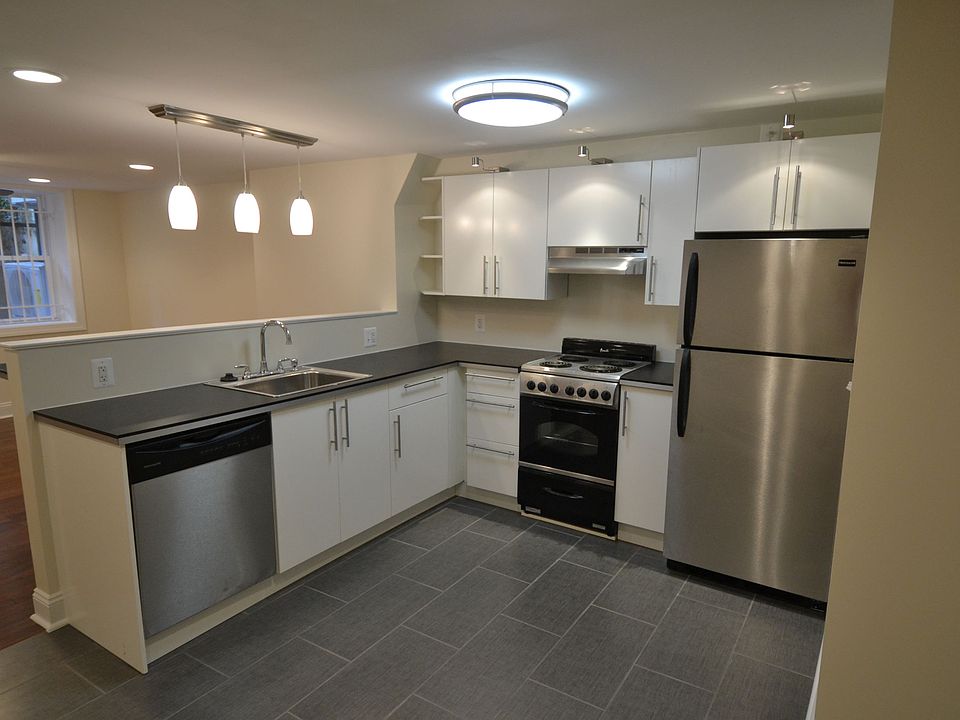 LL 1 bed with yard $1895 for Sept move in