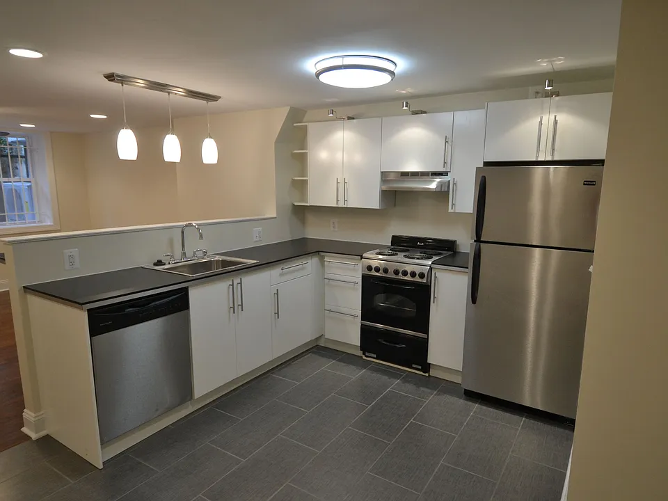 LL 1 bed with yard $1895 for Sept move in