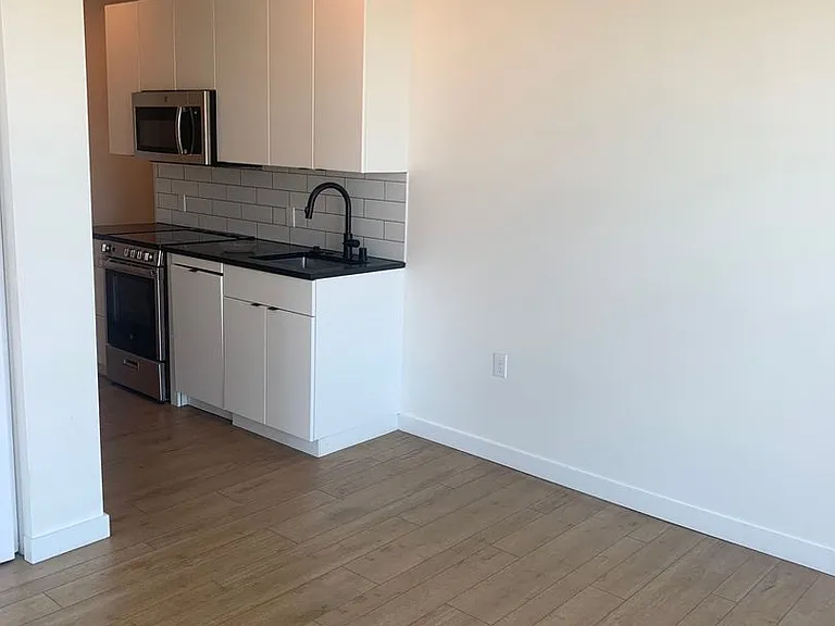 Welcome to Lakeview! - Live in Luxury & Style in the heart of Eastlake — Photo 33