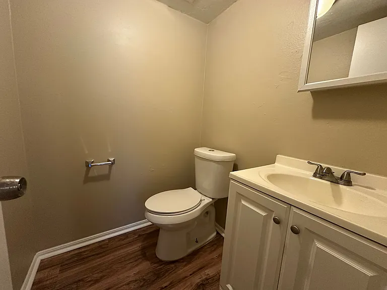 6032 Nw Expy #D — Photo 20