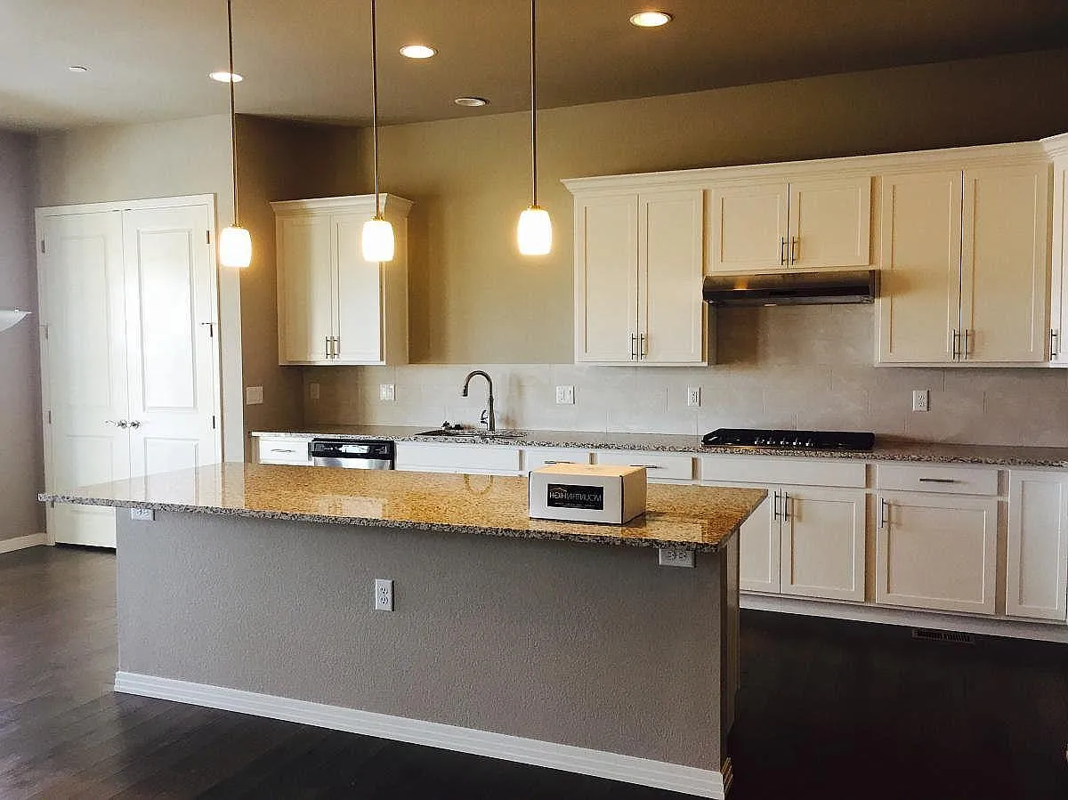 4 bed, 3.5 bath, 3780 sqft, $4,190 — Photo 3