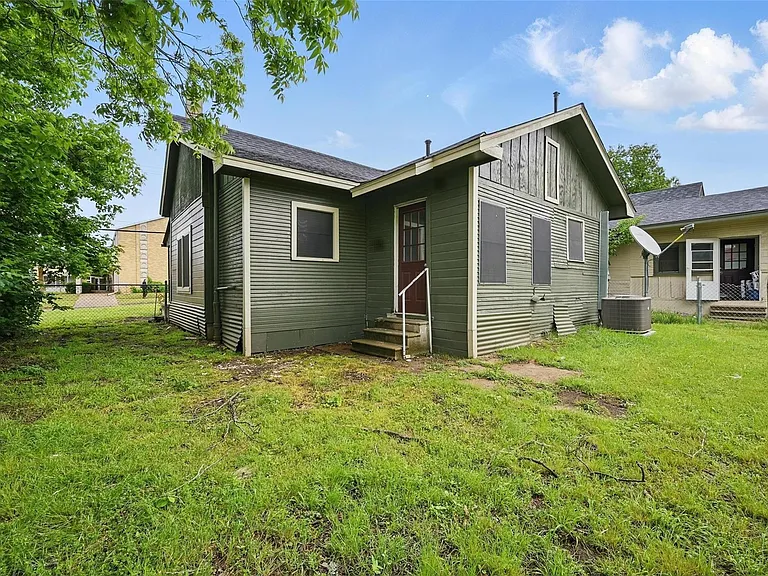 906 E Houston St — Photo 31