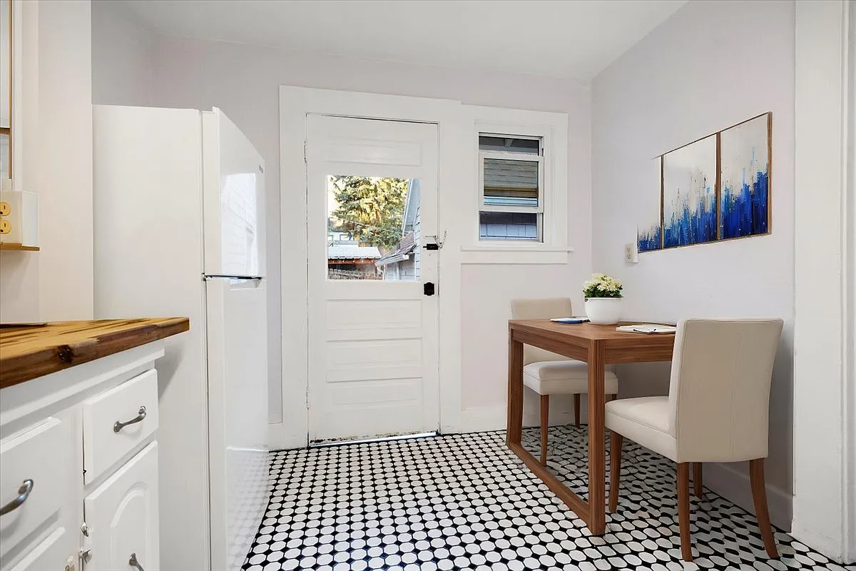 125R Ruxton Ave — Photo 2