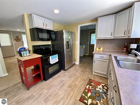 3rd image of 325 W Lake Dr