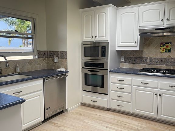 Chef's Kitchen-Refrigerator, microwave and dishwasher included