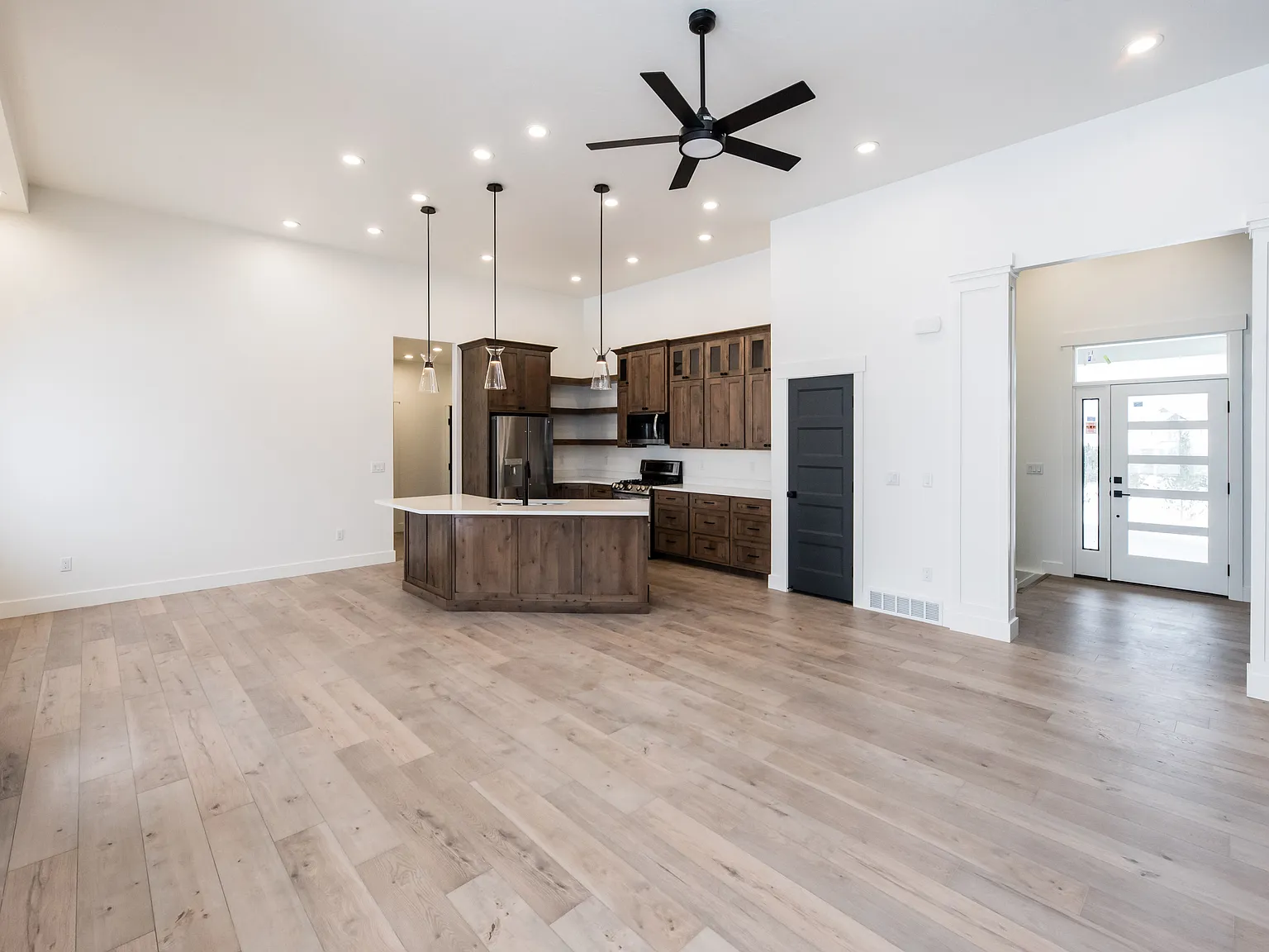 5 bed, 3652 sqft, $4,450 — Photo 3