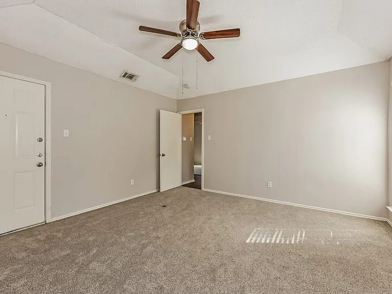 2605 Hartford Ln — Photo 10