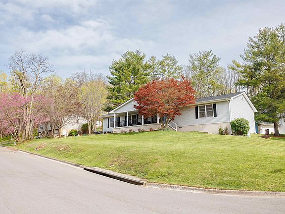 4th image of 215 Primrose Dr
