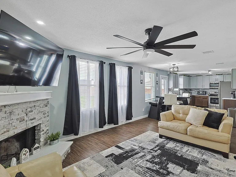2136 Dayton Ln — Photo 6