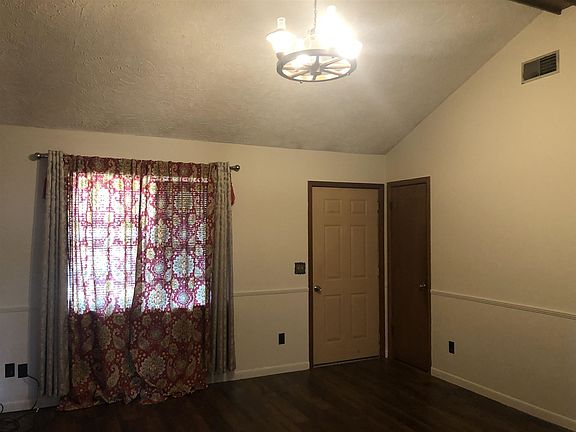 3rd image of 264 Burgundy Dr