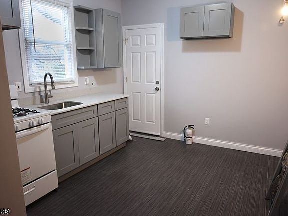 3rd image of 185 Oakwood Pl Floor 1