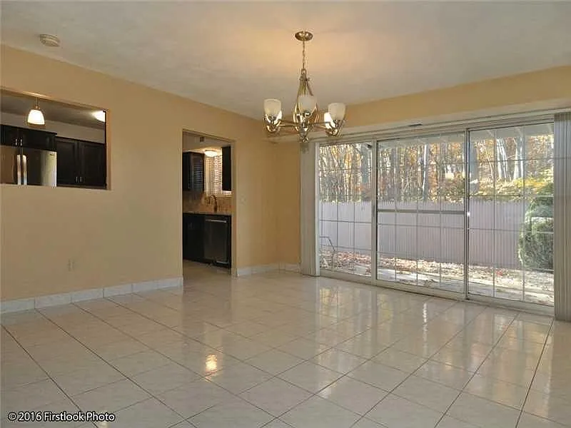 3 bed, 2.0 bath, 1872 sqft, $3,000 — Photo 3