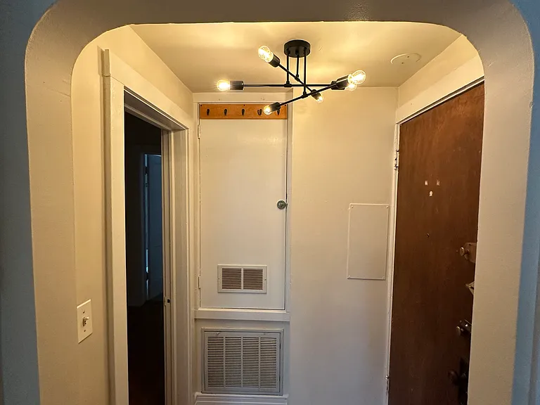 726 W Cornelia Ave #3F — Photo 3