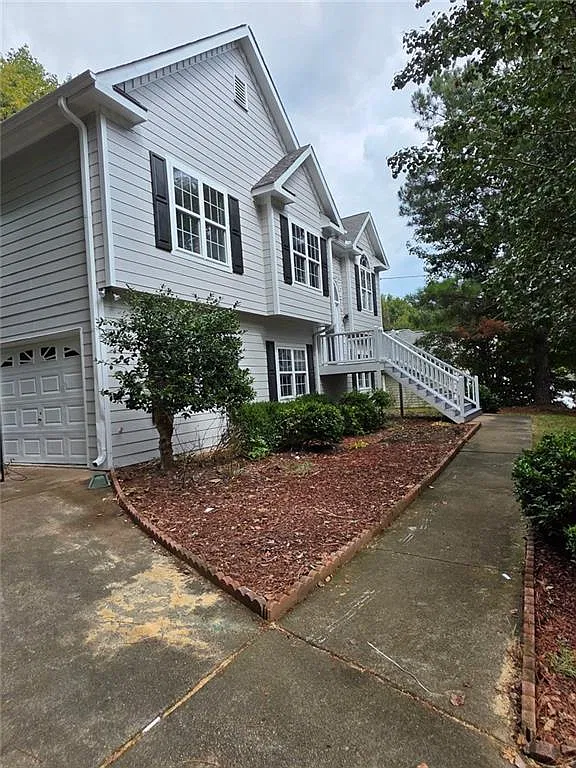 5 bed, 2.0 bath, 3577 sqft, $2,300 — Photo 1