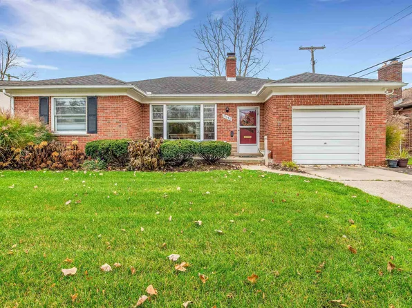 19640 E Kings Ct, Grosse Pointe Woods, MI 48236