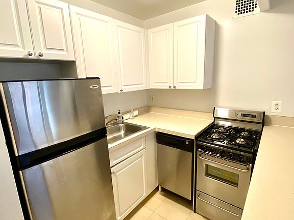 5th image of 210 E 22nd St APT 1J