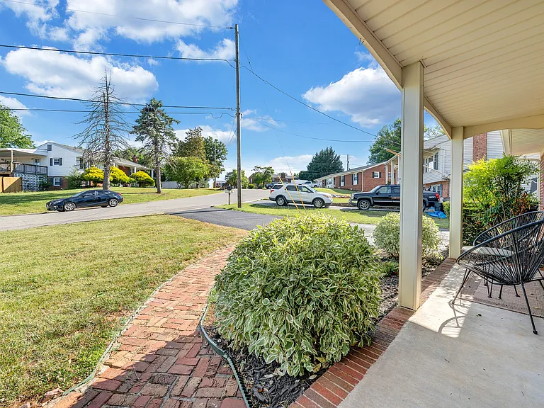 621 Aragona Dr — Photo 2
