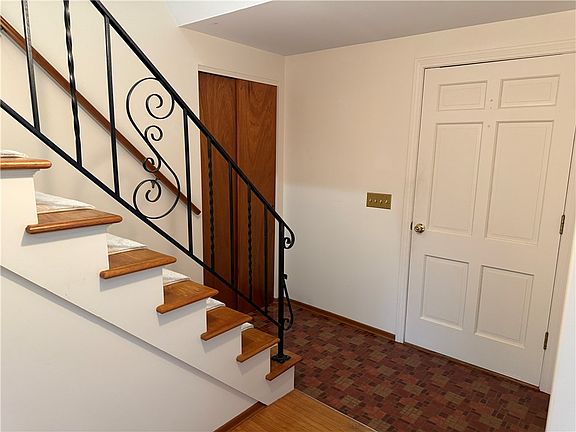 3rd image of 20 White Birch Cir