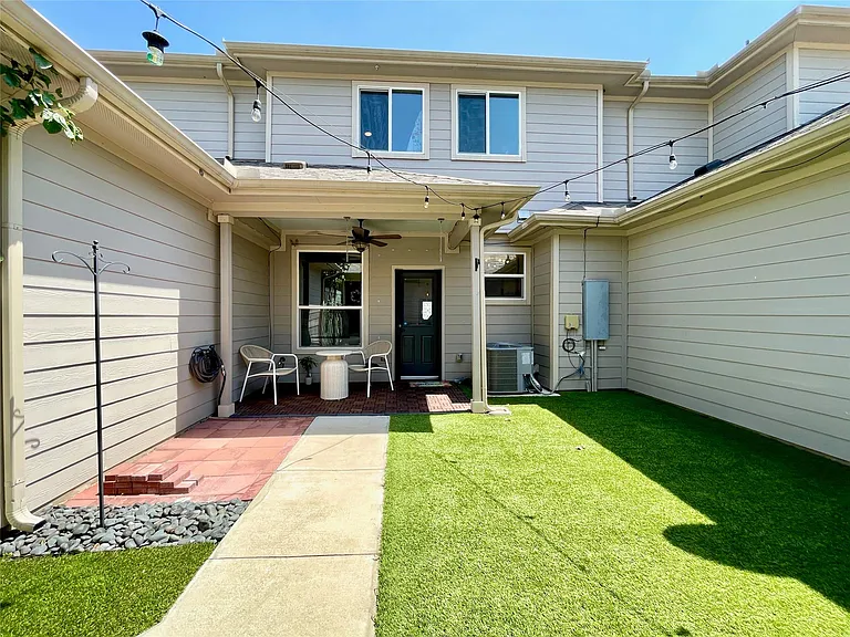 402 Crater Lake Dr — Photo 3