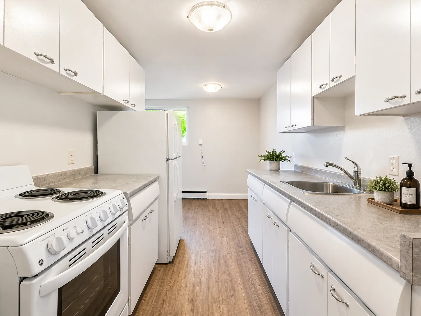 2 bedroom - 1100 Wellington St Sarnia ON N7S 1E6 — Photo 4