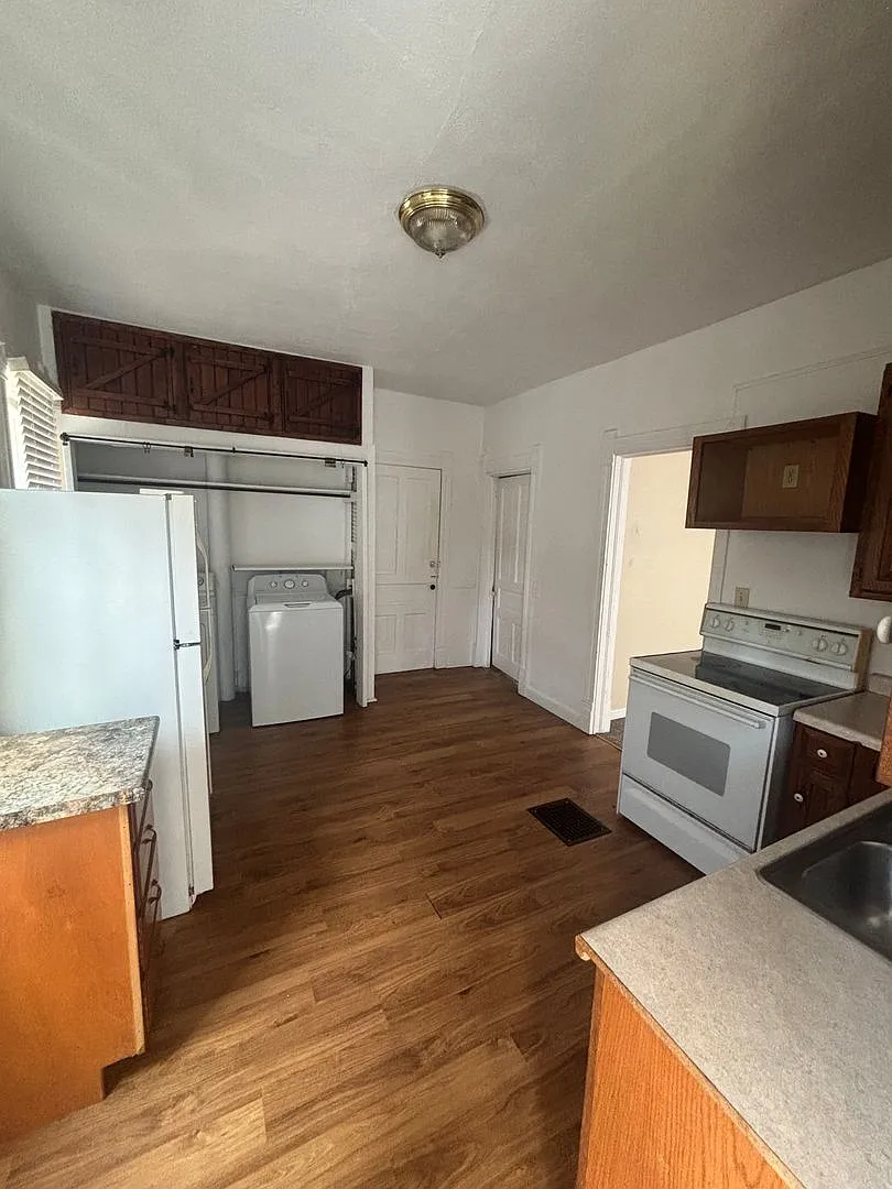 Walnut St 2403 — Photo 1