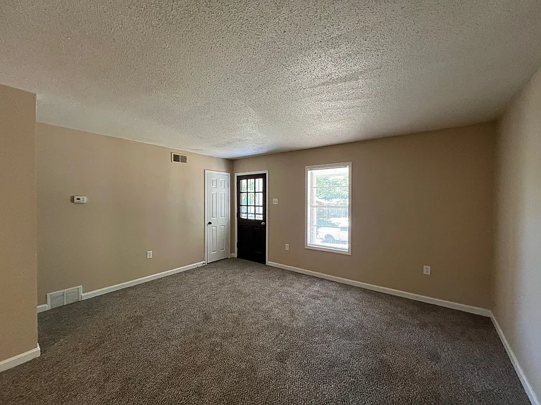 724 Blackstone Ln — Photo 22
