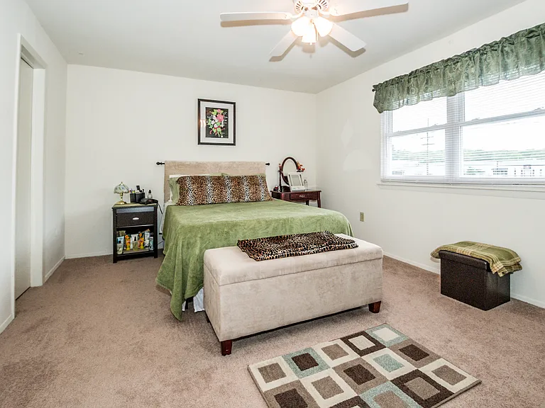 Robin Hill Apartments — Photo 13