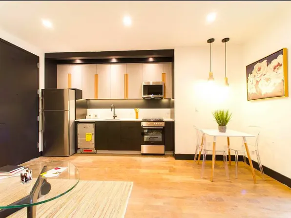 832 Lexington Avenue image 1 of 10