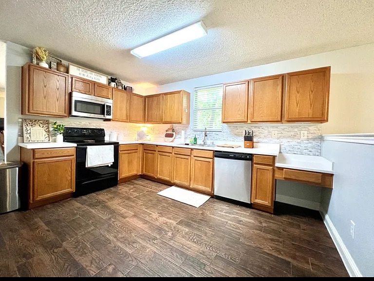 1116 Willow Tree Dr — Photo 3