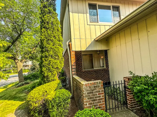 19W223 Ginger Brook Dr N, Oak Brook, IL 60523