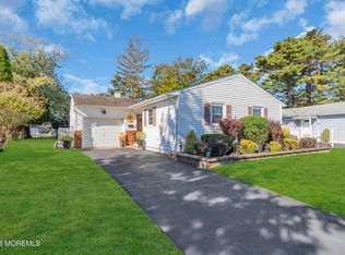16 Concord Ln, Toms River, NJ 08757