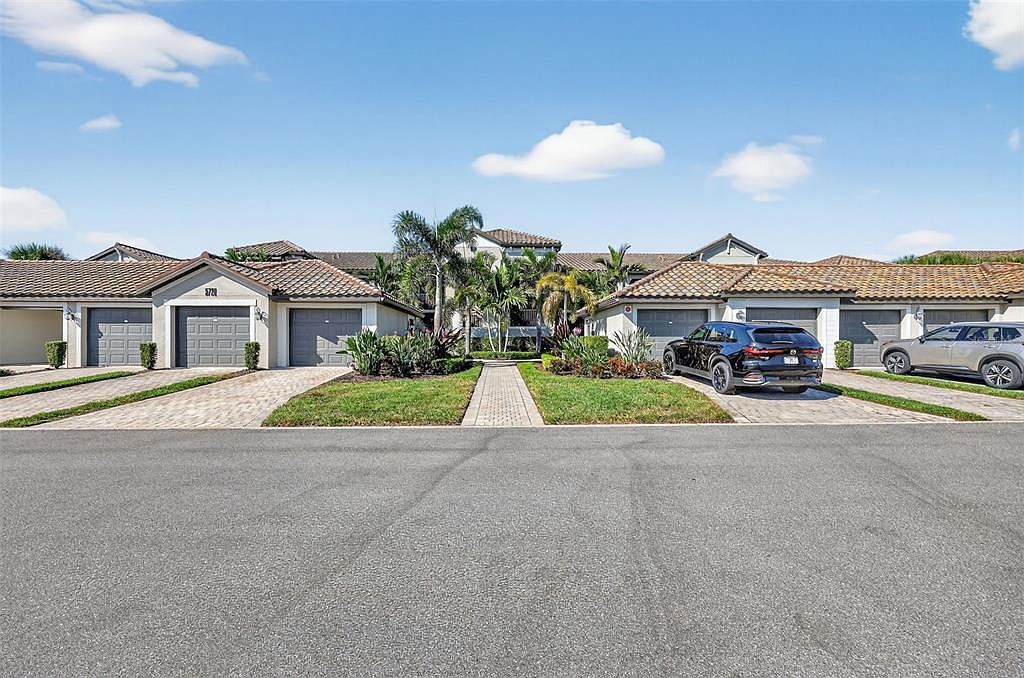 5720 Palmer Cir UNIT 102