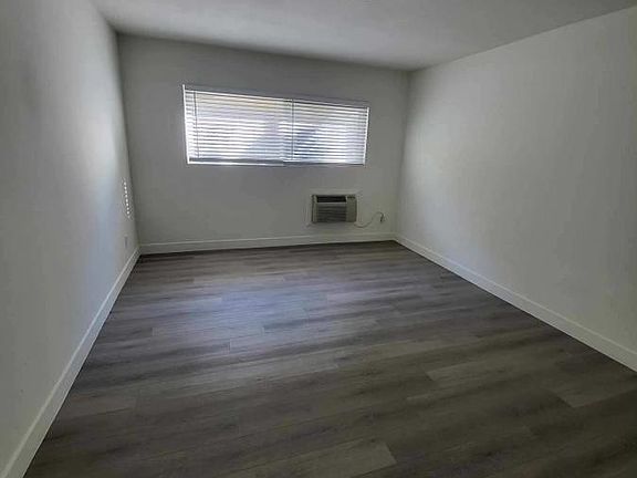 4th image of 4949 Tyrone Ave #8A