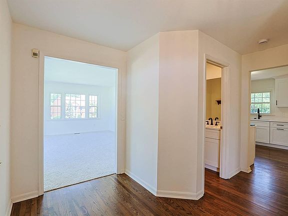 5th image of 1009 Riverview Farm Pl