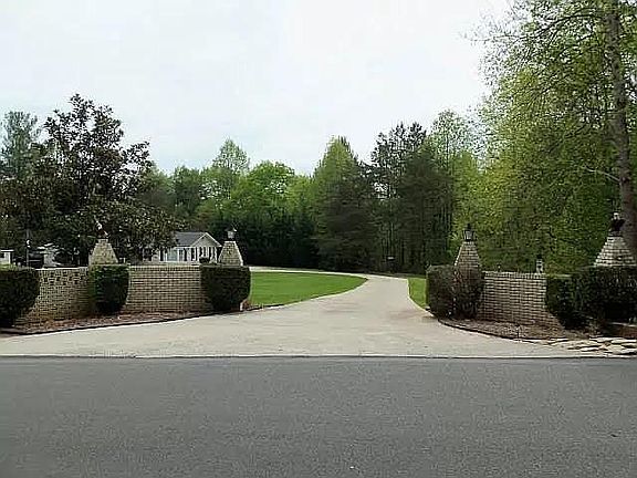 3rd image of 708 Shenendoa Dr #1